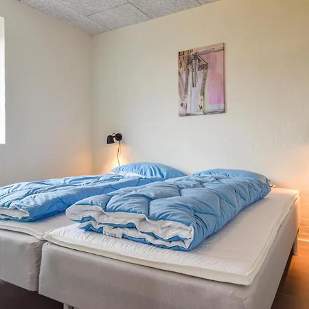 4 Bedroom Awesome Home In Faaborg Фоборг